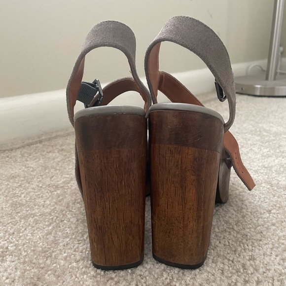 Size 7.5 Lulu’s heels - Picture 4 of 4